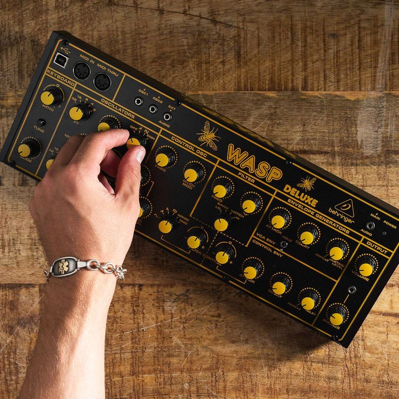 BEHRINGER-WASP-DELUXE-111