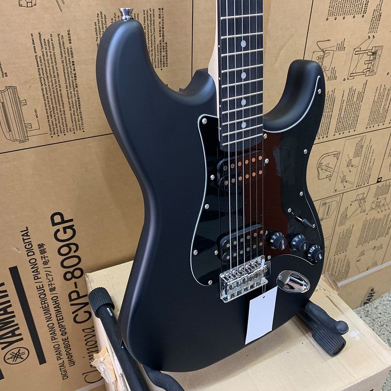 Giannini-G-102-Black-com-escudo-Black-Showroom--4