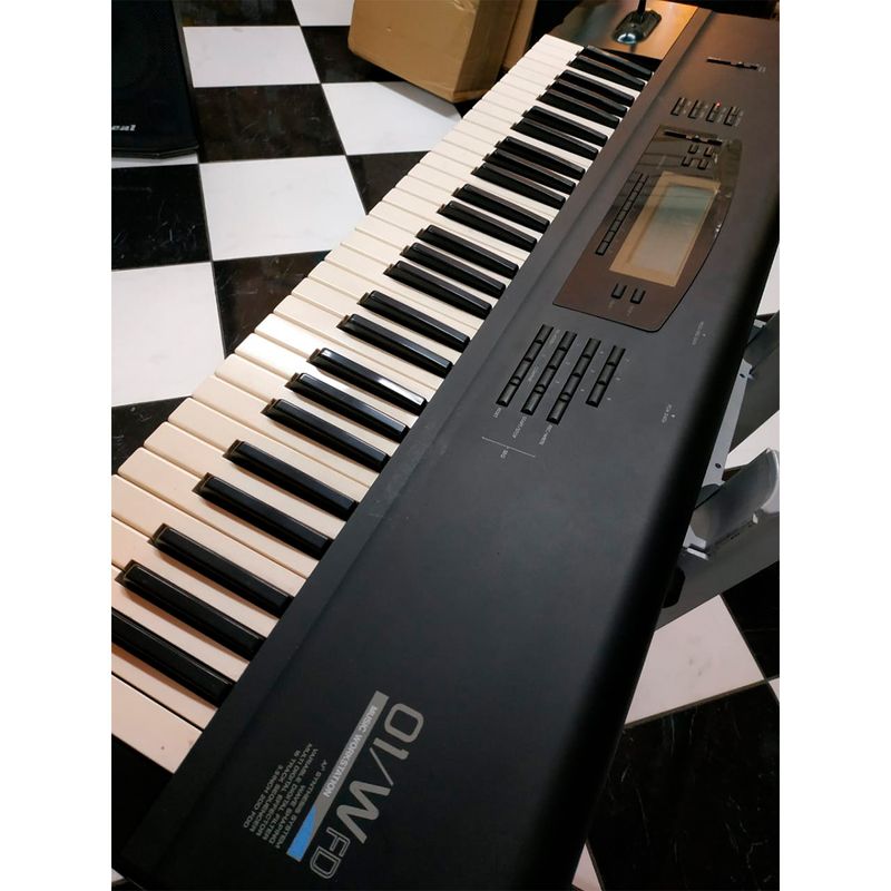TECLADO-KORG-01W-BK-USADO-11