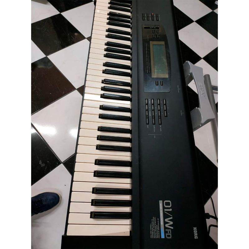 TECLADO-KORG-01W-BK-USADO-1